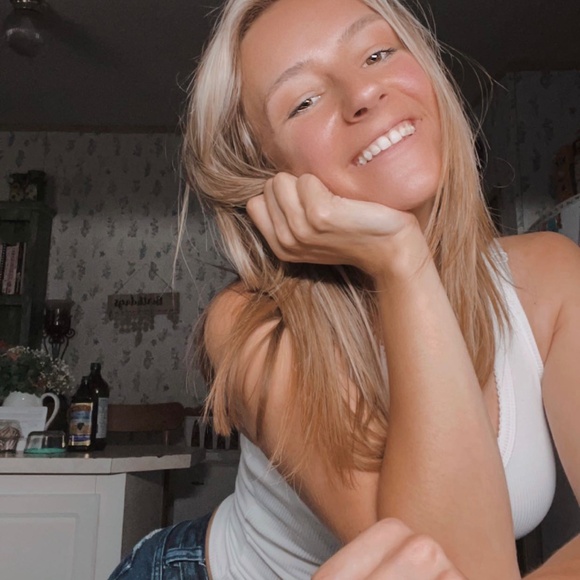 Meet your Posher, Felisha - Picture 3 of 3